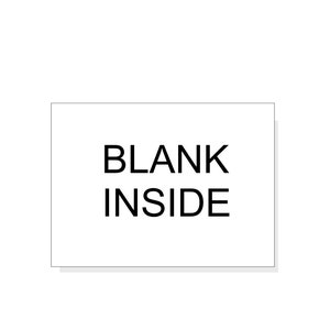 Pu&ograve; includere: Una scheda rettangolare bianca con le parole "BLANK INSIDE" stampate in nero, centrate sulla scheda. La scheda ha una sottile ombra grigia sotto, che suggerisce che sia leggermente rialzata.