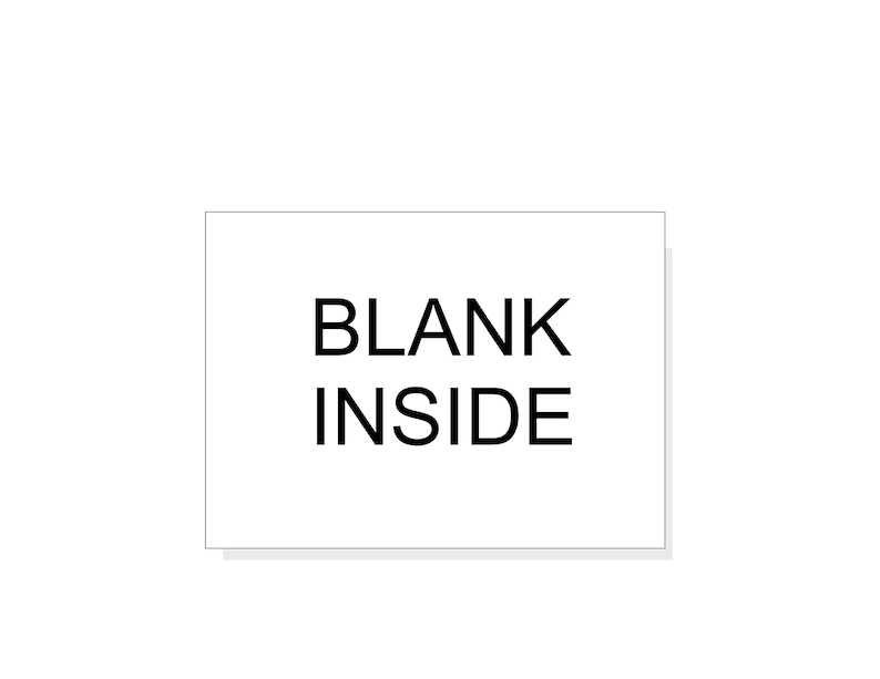 Pu&ograve; includere: Una scheda rettangolare bianca con le parole "BLANK INSIDE" stampate in nero, centrate sulla scheda. La scheda ha una sottile ombra grigia sotto, che suggerisce che sia leggermente rialzata.