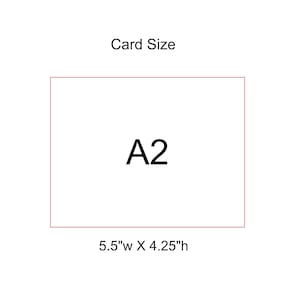 Pu&ograve; includere: Sfondo bianco con un rettangolo bordato di rosso. Il testo "A2" &egrave; centrato all'interno del rettangolo. Sotto il rettangolo, il testo recita "5.5"w X 4.25"h". Sopra il rettangolo, il testo recita "Card Size". Le dimensioni sono di circa 14 cm x 11 cm.