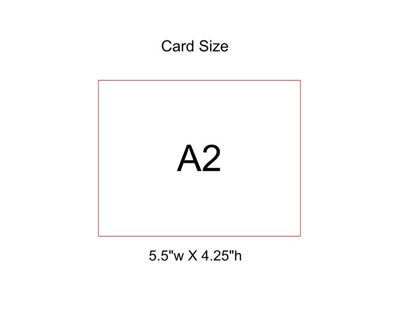 Pu&ograve; includere: Sfondo bianco con un rettangolo bordato di rosso. Il testo "A2" &egrave; centrato all'interno del rettangolo. Sotto il rettangolo, il testo recita "5.5"w X 4.25"h". Sopra il rettangolo, il testo recita "Card Size". Le dimensioni sono di circa 14 cm x 11 cm.