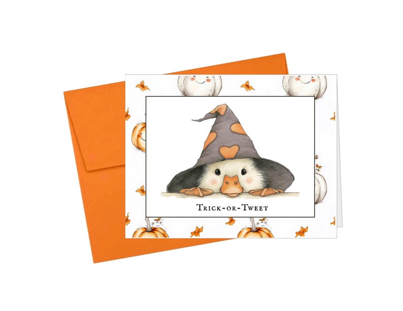 Pu&ograve; includere: Biglietto di auguri di Halloween con un'anatra che indossa un cappello da strega con dettagli a forma di cuore arancione. Il biglietto ha uno sfondo bianco con zucche e foglie autunnali. Il testo "Trick-or-Tweet" &egrave; sotto l'anatra.