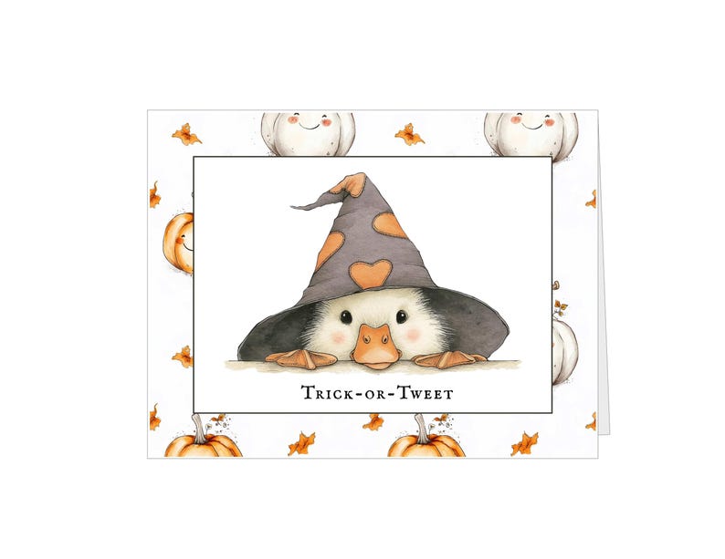 Pu&ograve; includere: Biglietto di auguri di Halloween con un'anatra che indossa un cappello da strega grigio con cuori arancioni. Il biglietto &egrave; decorato con illustrazioni di zucche e foglie. Il testo "Trick-or-Tweet" &egrave; stampato sul biglietto.