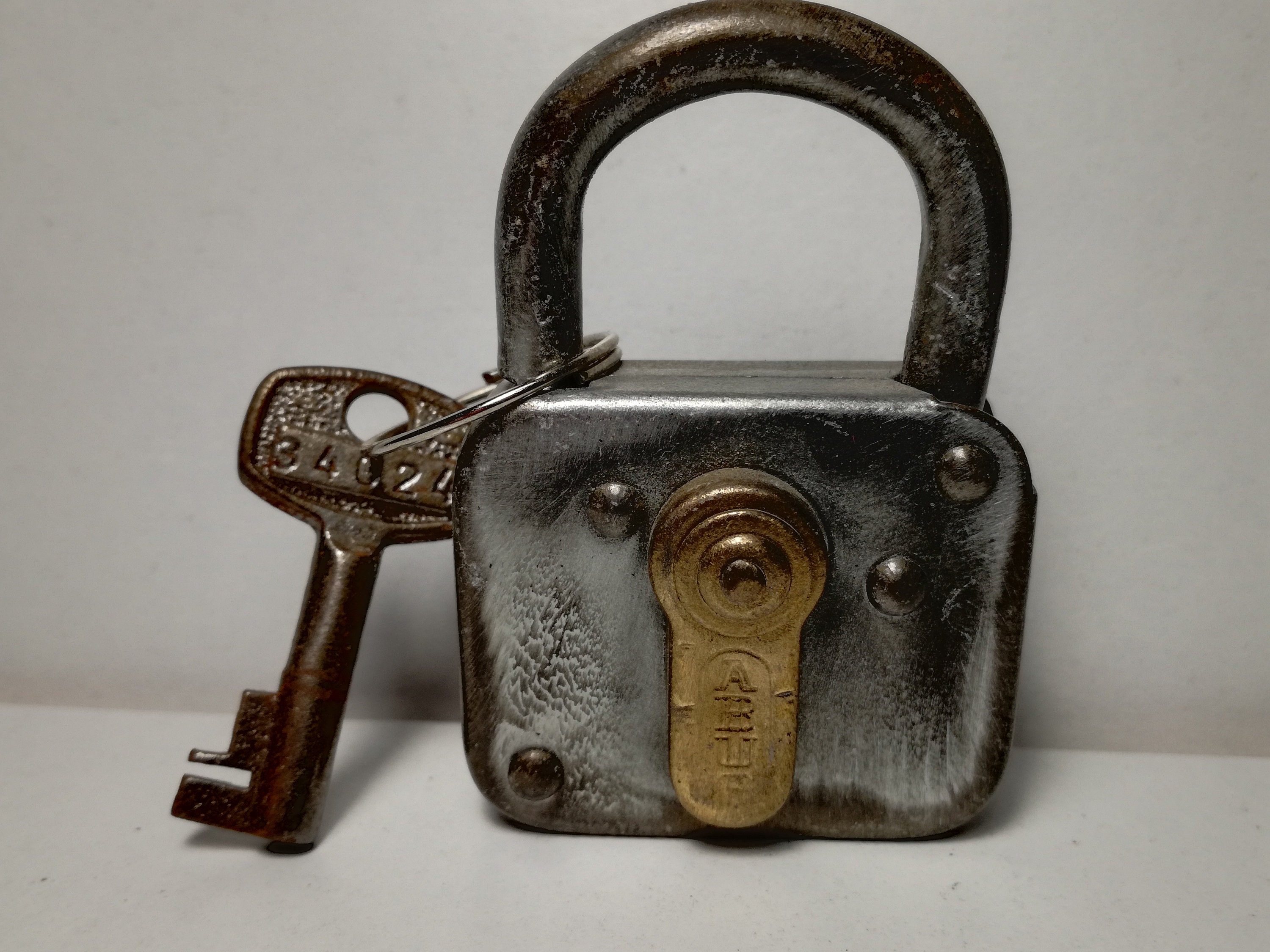 Старые навесные замки. Замок Padlock 1960. Замок Abus 444 старинный навесной замок. Винтажный замок. Старинные Винтажные замки.