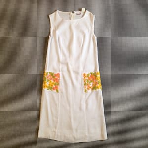 1960&#39;s, sleeveless, embroidered pocket, house dress, in white, with pink, orange, green and yellow flowers, Women&#39;s size Small