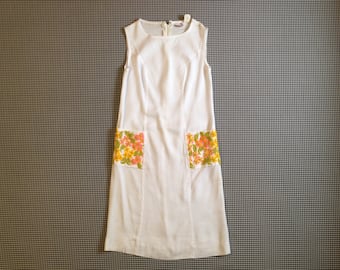 1960&#39;s, sleeveless, embroidered pocket, house dress, in white, with pink, orange, green and yellow flowers, Women&#39;s size Small