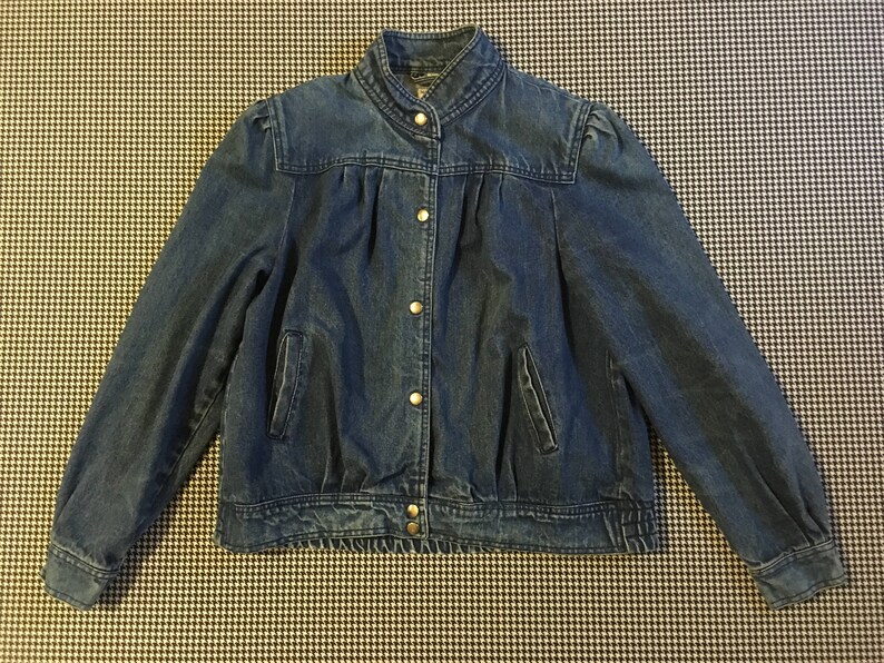 Women\u2019s size Large pleated front stub collar 1980\u2019s denim jacket