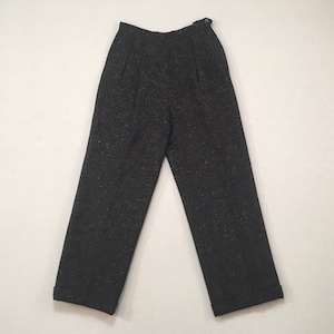 1980er Jahre, hohe Taille, plissierte Vorderseite, gewebt, wollige Hose, in dunkler Holzkohle, mit bunten Flecken