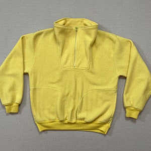 Años 90, cuello con cremallera, jersey de forro polar en amarillo pálido