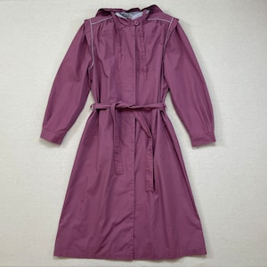 1980er Jahre, Kapuze, Gürtel, plissierte Schulter, Regenmantel in mauve mit grauer Borte