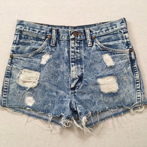 1980 年代、ダメージ加工、カットオフ、アシッドウォッシュ加工のデニム ショートパンツ、Wrangler 製