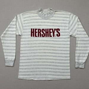 1990er Jahre, Baumwolle, &quot;HERSHEY&#39;S&quot; Mockneck, Langarm-T-Shirt in weiß und grau gestreift