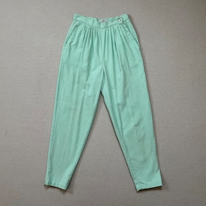 1980er Jahre, hohe Taille, Bundfalten, Cordhose in hell aqua von Helium
