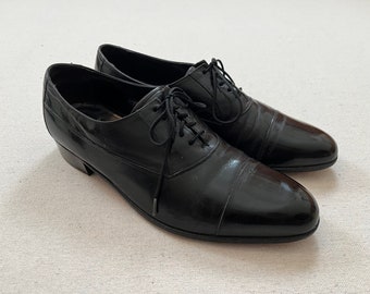 1980's, cuero, tacón bajo, puntera, oxfords en negro de Florsheim, talla de hombre 8.5 D