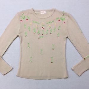 1970&#39;s, rib knit, sweater, in beige, with embroidered flowers in green and pinks
