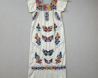 Robe paysanne sud-américaine des années 1970, en crème avec des fleurs brodées colorées