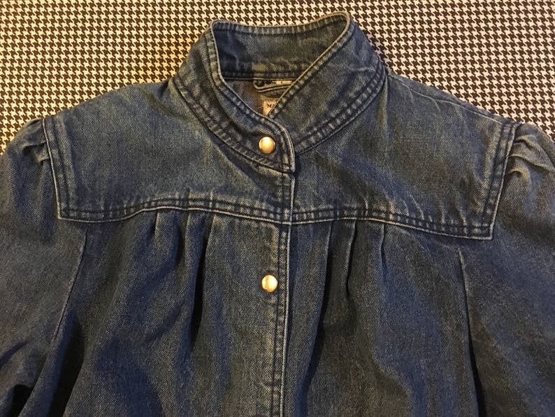 Women\u2019s size Large pleated front stub collar 1980\u2019s denim jacket