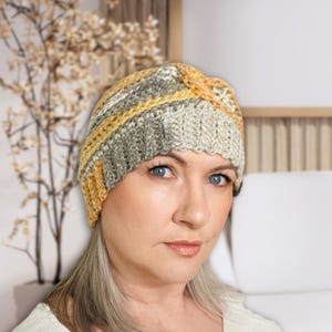 Patroon gehaakte oorwarmer en videotutorial, maten baby: l volwassen, gemakkelijk te maken gedraaide hoofdband afbeelding 4