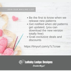 Op de afbeelding: Een witte houten achtergrond met roze garen, haaknaalden en een gehaakt hart. De tekst "JOIN OUR MAILING LIST" staat bovenaan de afbeelding. De tekst hieronder luidt: "Be the first to know when we release new patterns. Get notified when old patterns get updated, (you can download the new version totally free). Grab exclusive deals and discounts. https://tinyurl.com/y7c7cnae Lullaby Lodge Designs Crochet Magic!"