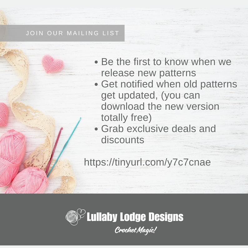 Op de afbeelding: Een witte houten achtergrond met roze garen, haaknaalden en een gehaakt hart. De tekst "JOIN OUR MAILING LIST" staat bovenaan de afbeelding. De tekst hieronder luidt: "Be the first to know when we release new patterns. Get notified when old patterns get updated, (you can download the new version totally free). Grab exclusive deals and discounts. https://tinyurl.com/y7c7cnae Lullaby Lodge Designs Crochet Magic!"