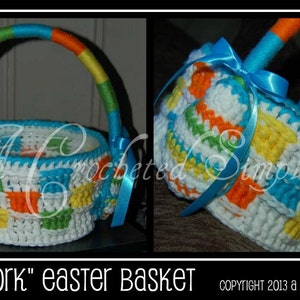 以下が含まれることがあります： 白、青、緑、オレンジ、黄色のパッチワーク模様のクロシェ編みイースターバスケット。バスケットには青と緑のハンドルが付いています。