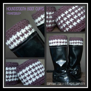 Puede incluir: Puños de bota de pata de gallo, reversibles, en marrón y blanco. Los puños están hechos a crochet y se muestran en un par de botas negras.