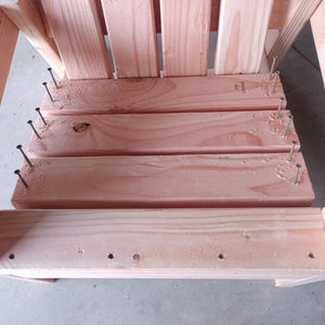 Plany krzeseł Adirondack 2x4 w rozmiarze dziecięcym — idealny rozmiar dla dzieci! zdjęcie 6