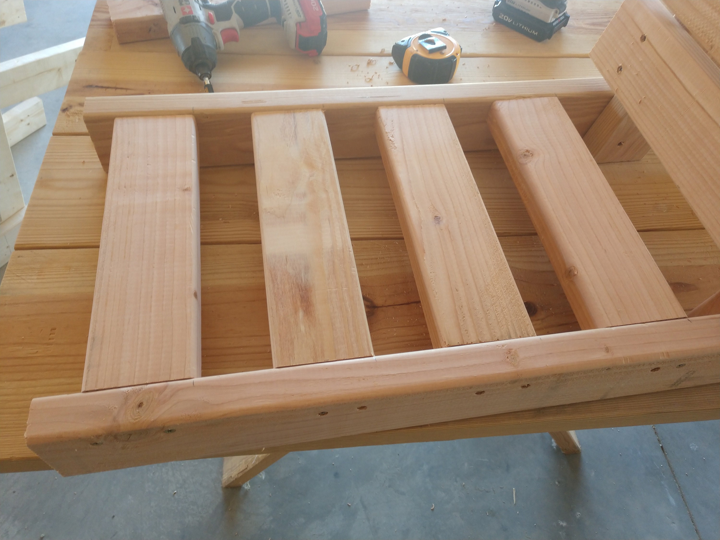 2 x 4 patio-veranda tafel- en stoelsetplannen - eenvoudige, gemakkelijke  plannen voor een ongelooflijk goedkope en mooie doe-het-zelf terrastafel  gemaakt van 2x4's! - Etsy België, image size:3000x2250