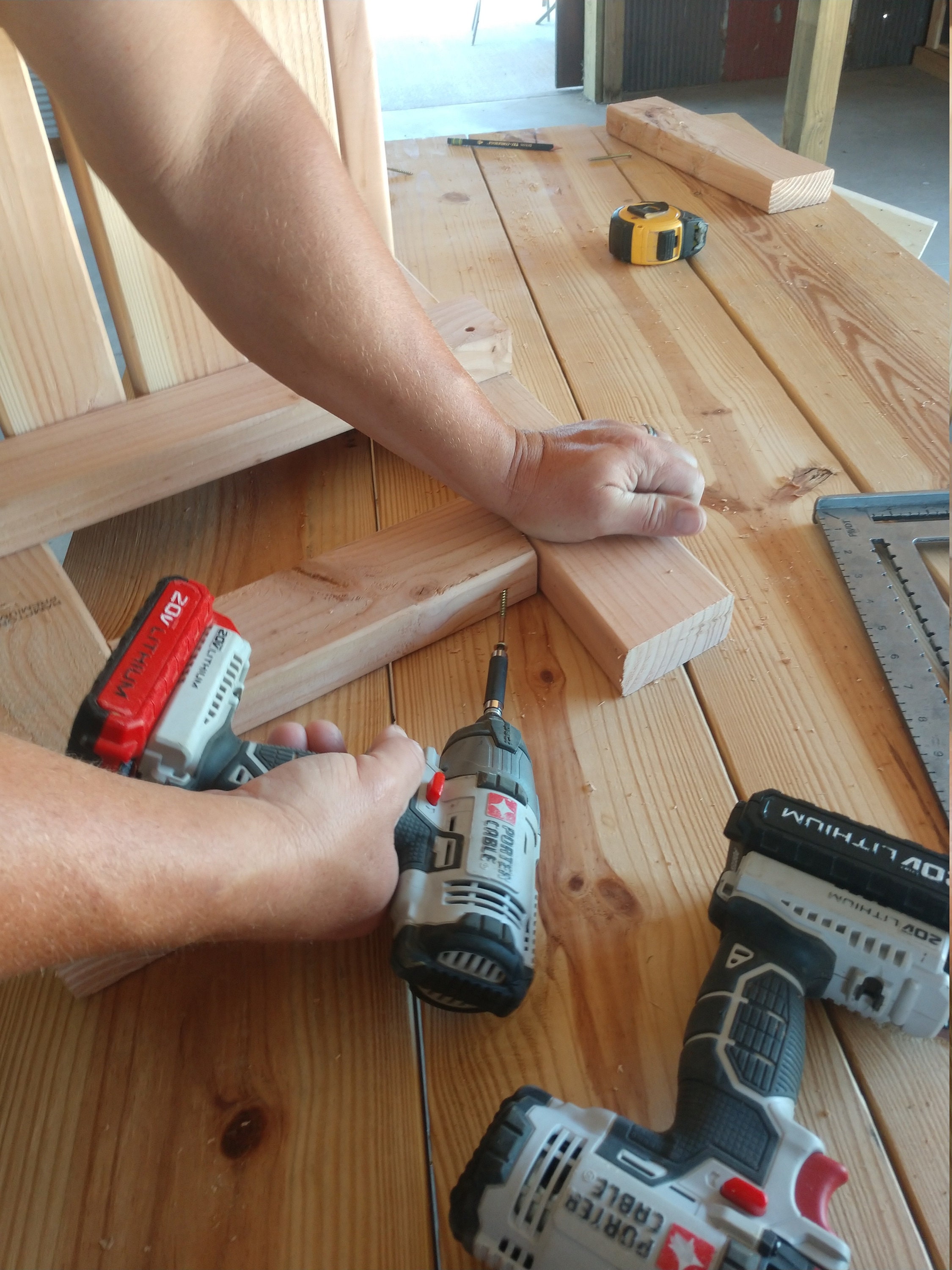 2 x 4 patio-veranda tafel- en stoelsetplannen - eenvoudige, gemakkelijke  plannen voor een ongelooflijk goedkope en mooie doe-het-zelf terrastafel  gemaakt van 2x4's! - Etsy België, image size:2250x3000