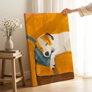 Pode incluir: Impressão em tela de um cão a dormir num sofá amarelo com uma almofada azul. O cão é branco com manchas castanhas. A obra de arte utiliza cores quentes e cria um ambiente relaxado.