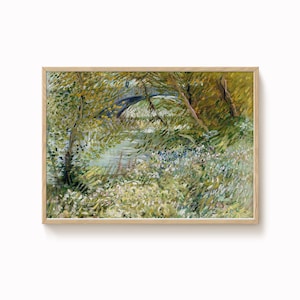 Peut inclure: Peinture de paysage encadrée représentant une scène de rivière paisible. L'œuvre présente un pont, une végétation luxuriante et une palette de verts, de jaunes et de bleus. La peinture est dans un cadre en bois, ajoutant une touche classique.