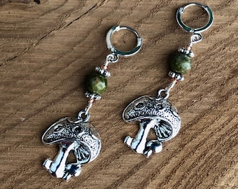 Pendientes de plata con dije de hongo: joyería hippie con cuentas de unakita