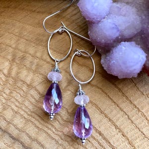 Amethyst und Sterling Silber Ohrringe, facettierte Amethyst Ohrringe mit Sterling Creolen, schick, himmlisch, modern, klassisch, metaphysisch