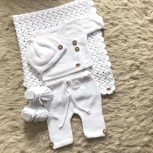 white knitted newborn outfit