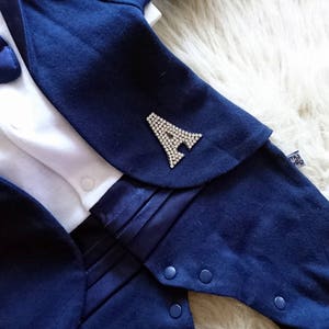 regalo de niño personalizado, traje de boda de niño, esmoquin de bebé, traje personalizado de bebé, traje de boda de bebé, letra inicial de pedrería