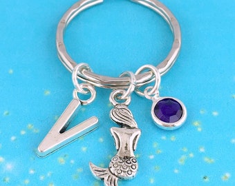 Gepersonaliseerde zeemeerminsleutelhanger met initiële charme en geboortesteenkristal, gepersonaliseerde sleutelhanger, oceaancadeau, gepersonaliseerd cadeau zeemeermin sleutelhanger