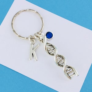 Llavero de ADN, regalo personalizado con dije de inicial y cristal de piedra de nacimiento, regalo de graduación para científicos, accesorio científico, regalo para hija adoptiva