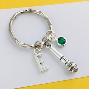Llavero de micrófono personalizado, llavero de micrófono personalizado, regalo musical para ella, regalo de músico para vocalista, llavero con piedra de nacimiento inicial