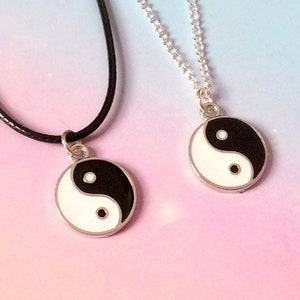 Collar Yin Yang, collar de esmalte, joyería de yoga, collar para hombres, joyería de buen karma, gargantilla grunge, encanto yin yang, hombre regalo ying yang
