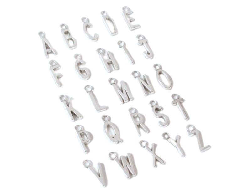 K&ouml;nnte beinhalten: Silberne Alphabet-Buchstaben-Anh&auml;nger, jeder Buchstabe ist einzeln und hat einen Sprungring zum Anbringen an einer Halskette, einem Armband oder einem anderen Schmuckprojekt.