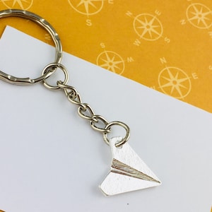 Porte-clés avion en papier, Porte-clés avion en papier, Bijoux avion en papier, Porte-clés en origami, Porte-clés en origami, Porte-clés de voyage, Porte-clés Wanderlast
