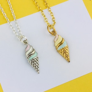 Eistüte Halskette oder Choker, Silber oder Gold Emaille Anhänger, Lebensmittel Schmuck, Kitsch Geschenk für Foodie Koch, Retro Sommer Vibes Urlaub bff