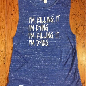 Puede incluir: Camiseta azul sin mangas con una impresión blanca que dice "I'm killing it I'm dying I'm killing it I'm dying".
