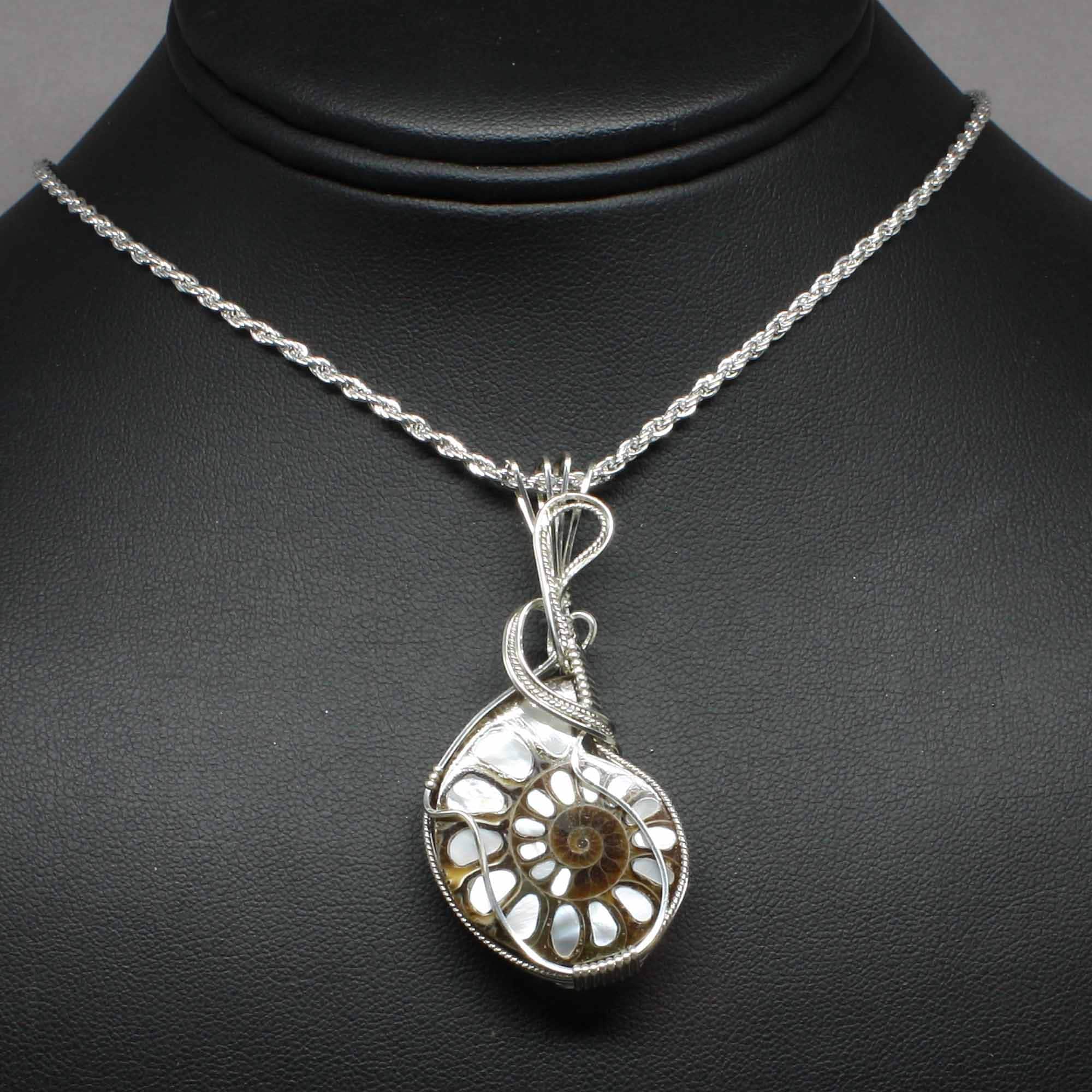 アンモナイトの手作りシルバーペンダント アンモナイトの化石のシルバー手作りペンダント。