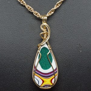 Pendentif en fordite, collier en fordite recyclée en agate de Detroit, bijoux en fordite enveloppés dans du fil d&#39;or 14 carats fait main