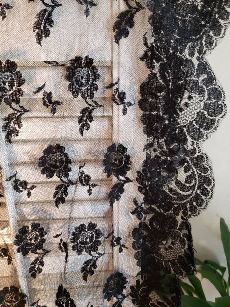 Vintage 50s/60s Black Lace Scallop Edge Stole Chapel Veil Scarf image 3