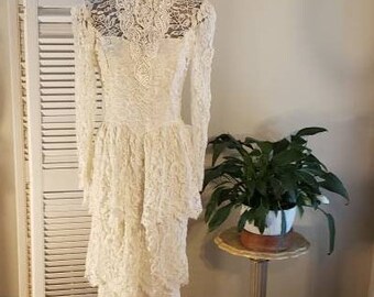 Vintage 80s Handmade All Lace Romantic Scalloped Ivory Tiered Wedding Dress  28" waist