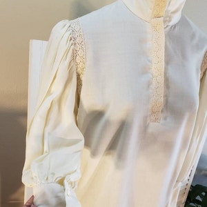 Vintage 80s Victorian Neutral Mutton Sleeve High Neck Poet Blouse Lace Crochet Trim M 画像 5