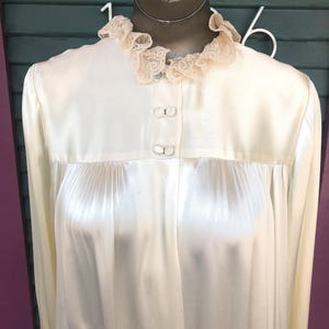 Vintage 1930s/40s Old Hollywood Glam Satin Elfenbeinfarbener Morgenmantel / Duster mit Spitzenbesatz SELTEN