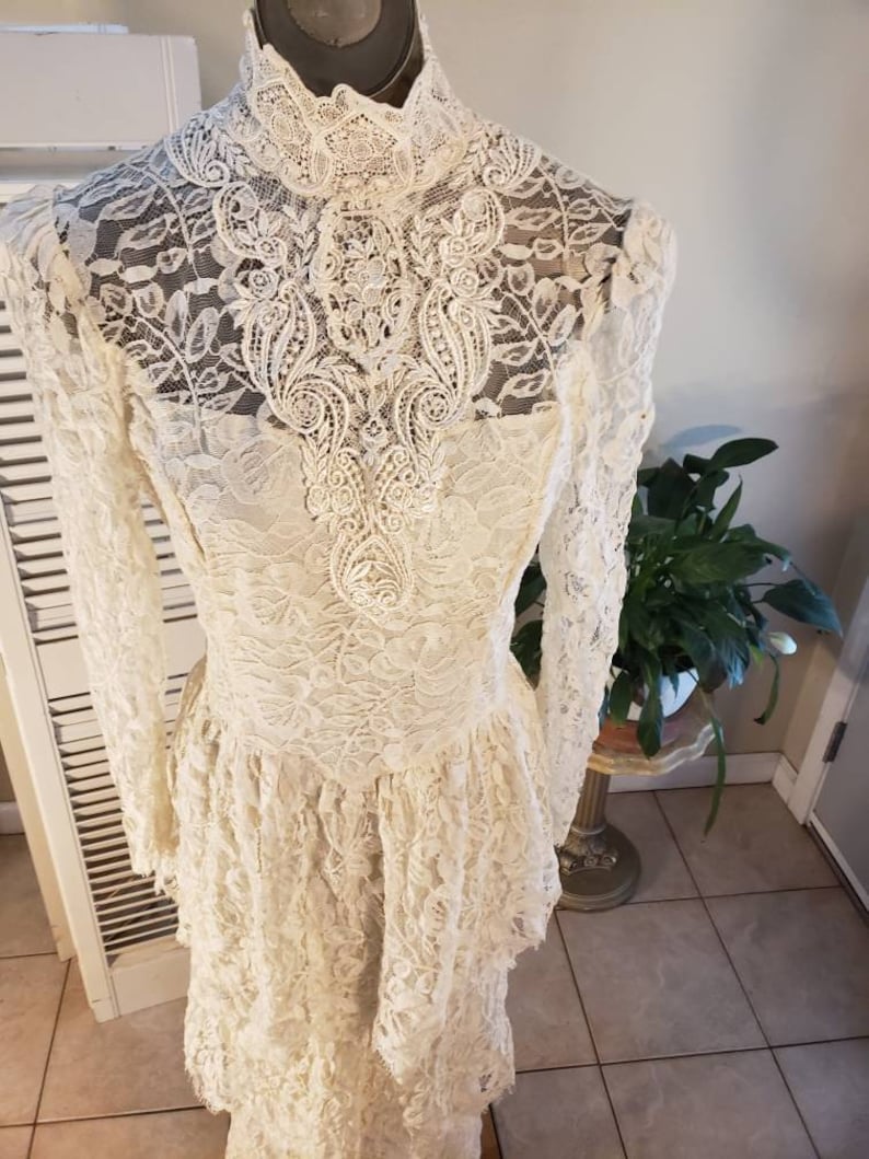 Vintage 80s Handmade All Lace Romantic Scalloped Ivory Tiered Wedding Dress 28 waist image 2