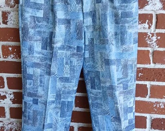 Könnte beinhalten: Blaue gemusterte Hose mit geometrischem Design. Die Hose hat eine gerade Bein und eine mittelhohe Taille.